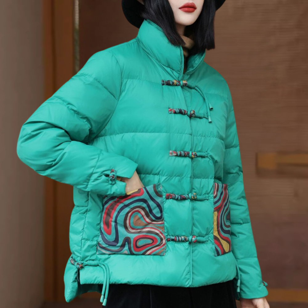 Vrouw in groene gewatteerde jas met kleurrijke zakken en traditionele knopen, modieuze winterkleding, buitenkleding, trendy damesjas.