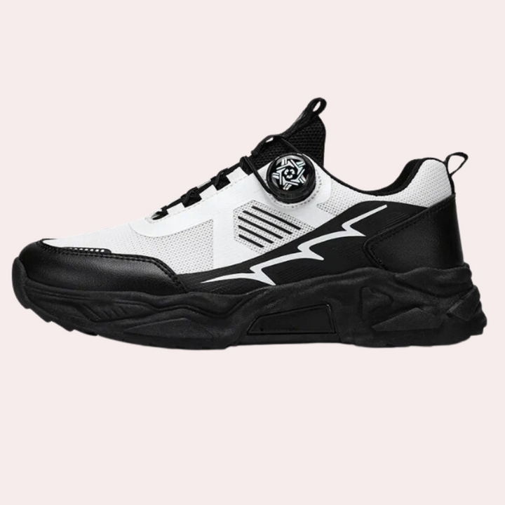 Zwart-witte sportschoen met dikke zool, ademend mesh en vetersluiting. Trendy sneaker voor heren, ideaal voor casual en sportieve outfits.
