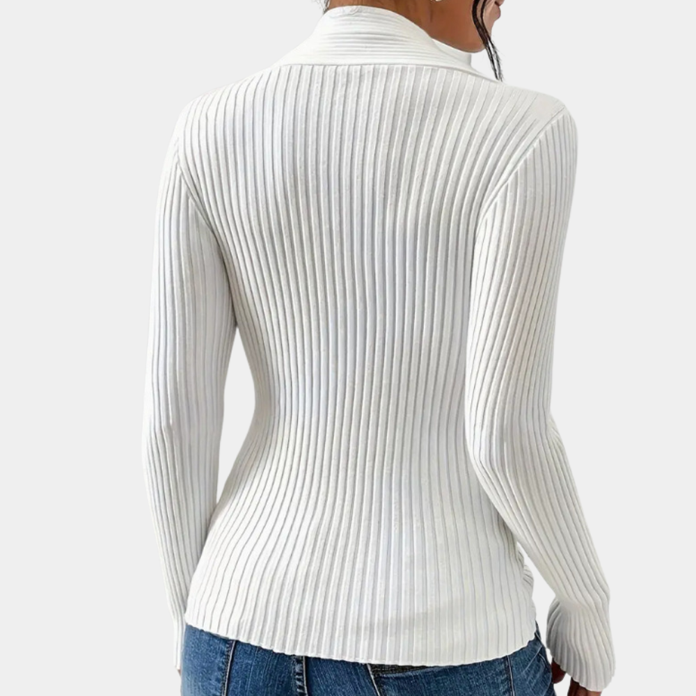 Witte geribbelde coltrui dames, lange mouwen, casual stijl, achterkant, gecombineerd met blauwe jeans, modieuze herfst- en winterkleding.