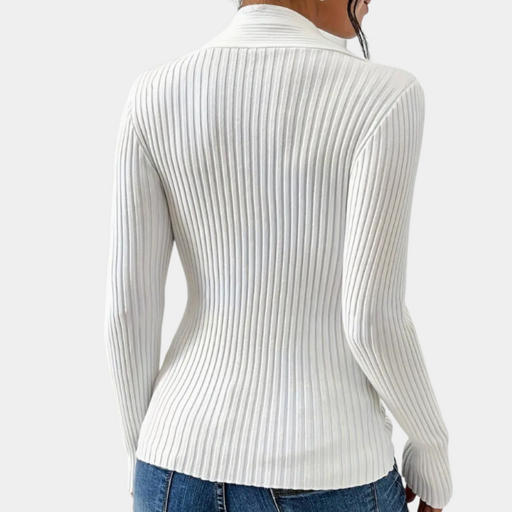 Witte geribbelde coltrui dames, lange mouwen, casual stijl, achterkant, gecombineerd met blauwe jeans, modieuze herfst- en winterkleding.