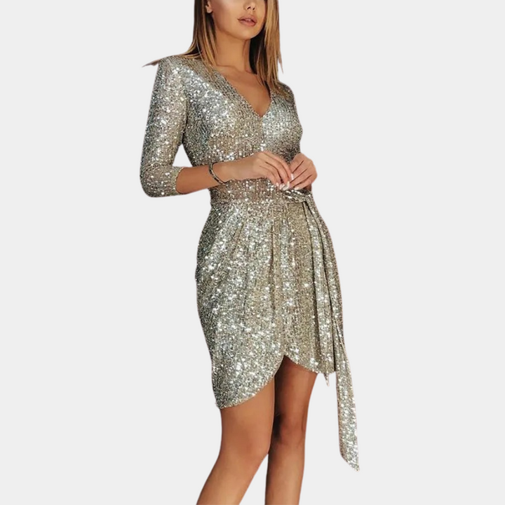 Elegante dames glitterjurk met V-hals en driekwart mouwen, zilverkleurig, perfect voor feestelijke gelegenheden en avondkleding.