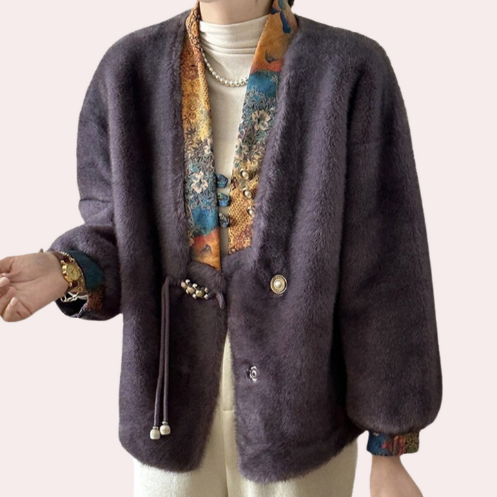 Donkergrijze kimono jas met kleurrijke kraag, parelknopen en ceintuur, gedragen door een persoon. Trendy damesmode, herfst-winter stijl.