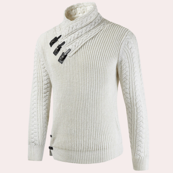 Crèmekleurige kabeltrui met hoge kraag en drie zwarte gespsluitingen, gebreid patroon, warme wintermode, heren kleding, stijlvol en comfortabel.