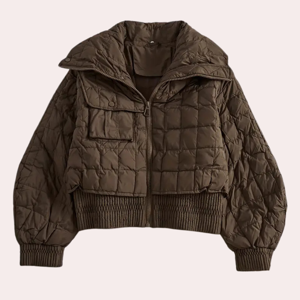 Bruine gewatteerde damesjas met rits, opstaande kraag en zakken. Modieuze winterjas, ideaal voor koude seizoenen. Comfortabel en stijlvol ontwerp.