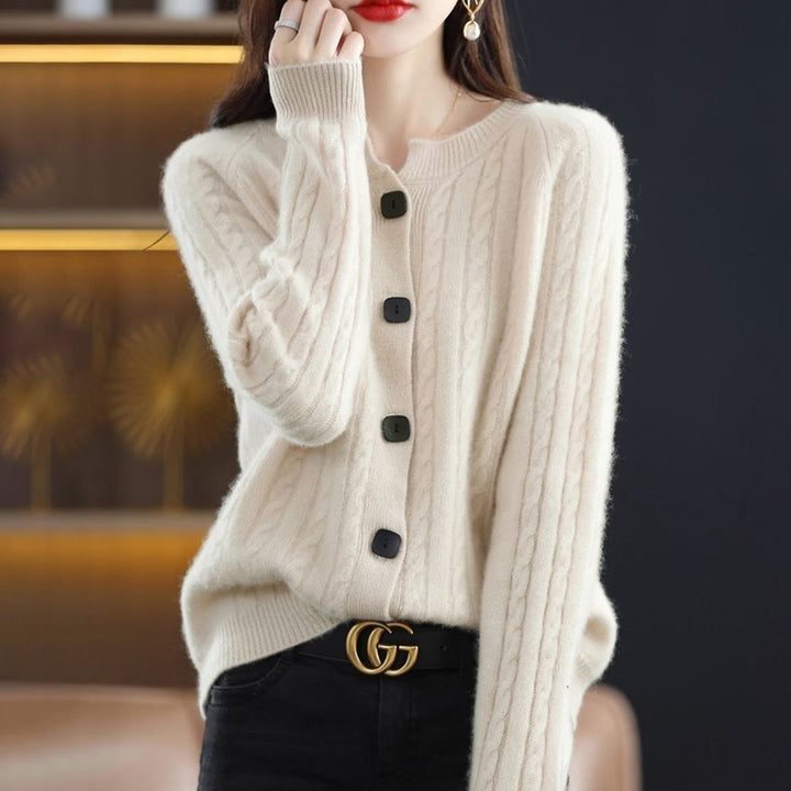 Dames wollen vest met knopen, crèmekleurig, kabelpatroon, modieuze herfstkleding, elegant en warm, ideaal voor casual en chique outfits.