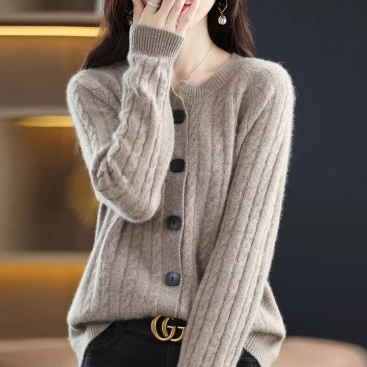 Dames wollen vest met knopen, beige kleur, kabelpatroon, lange mouwen. Stijlvol en warm, ideaal voor herfst- en wintermode.