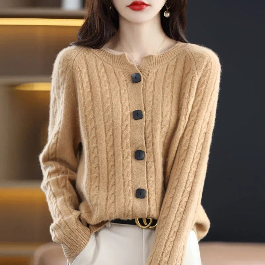 Dames beige wollen vest met knopen, kabelpatroon, lange mouwen. Stijlvol en warm, ideaal voor herfst- en wintermode.