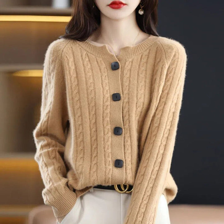 Dames beige wollen vest met knopen, kabelpatroon, lange mouwen. Stijlvol en warm, ideaal voor herfst- en wintermode.
