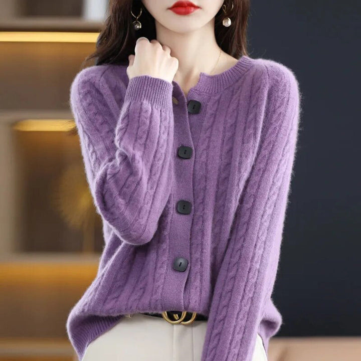 Paarse damestrui met knopen, gebreid van warme wol. Stijlvol en comfortabel, ideaal voor herfst- en wintermode. Perfecte aanvulling op elke garderobe.