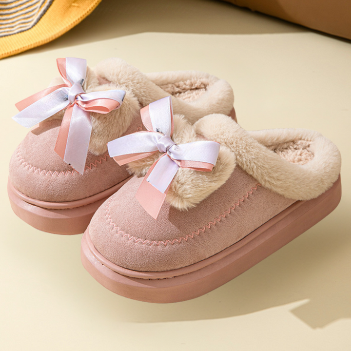 Roze pluche pantoffels met strikjes, warme voering en antislipzool, ideaal voor dames, comfortabele huisschoenen, perfect voor koude dagen.