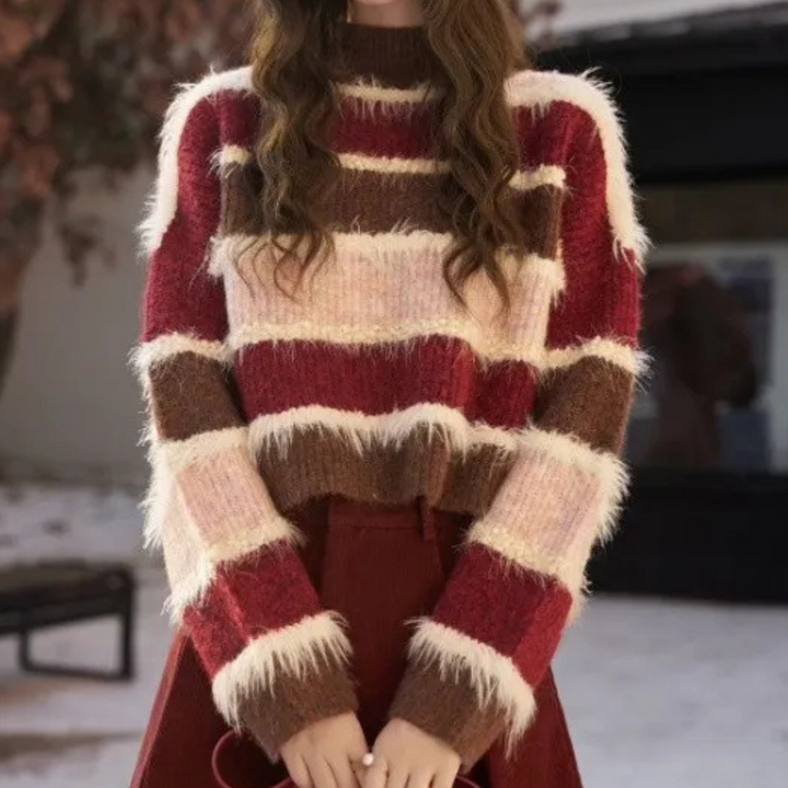 Damestrui met rood-witte strepen, pluizige textuur, wintermode, trendy kleding, warme gebreide trui, casual damesoutfit, herfststijl.