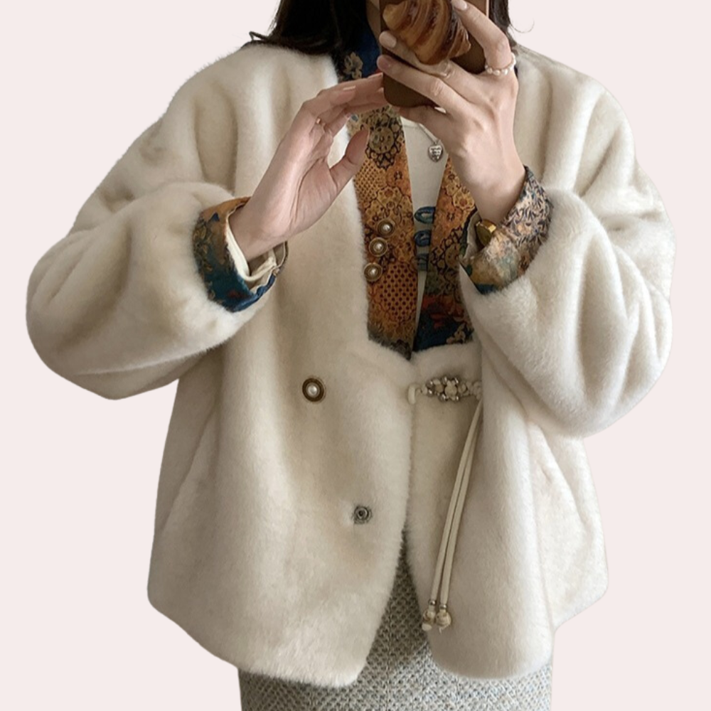 Vrouw in witte wollen jas met kleurrijke sjaal en sieraden, modieuze winterkleding, trendy damesmode, stijlvolle outfit voor koud weer.
