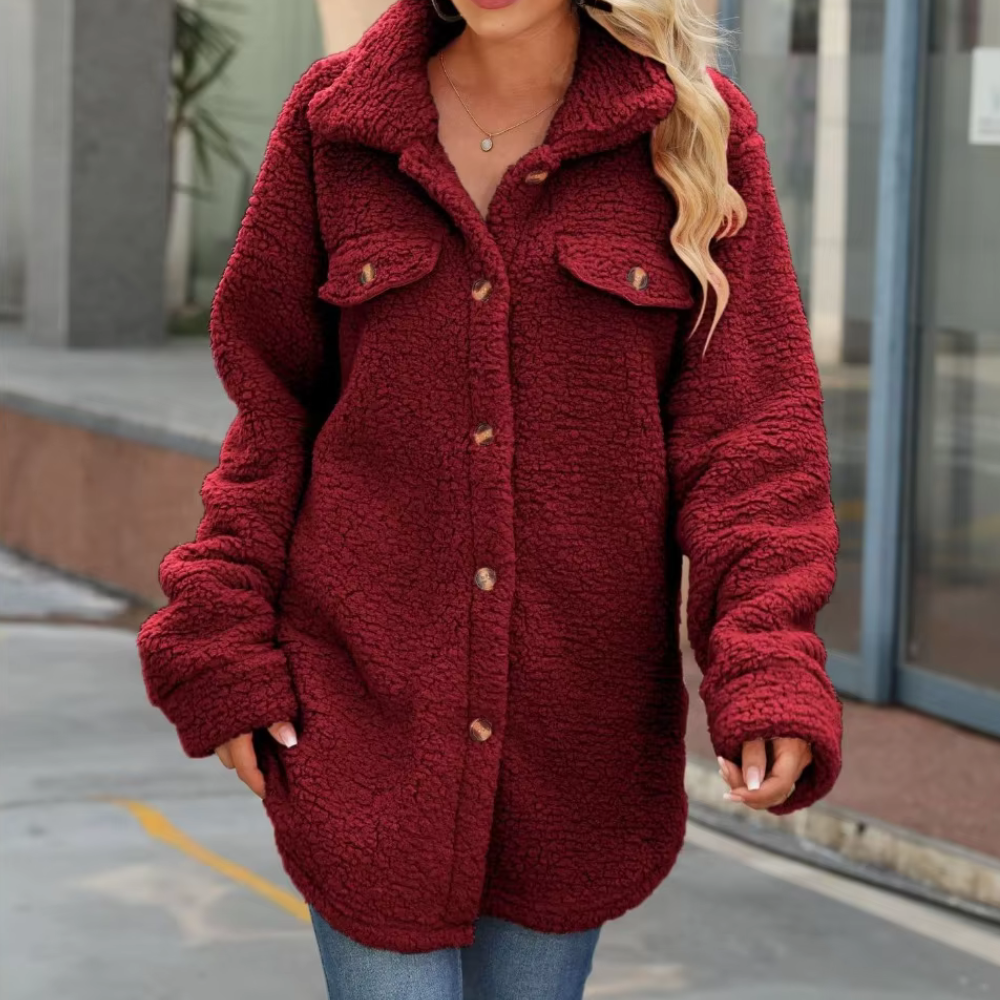 Vrouw in rode teddyjas met knopen, casual wintermode, trendy dameskleding, warme jas voor koud weer, straatstijl, comfortabele outfit.