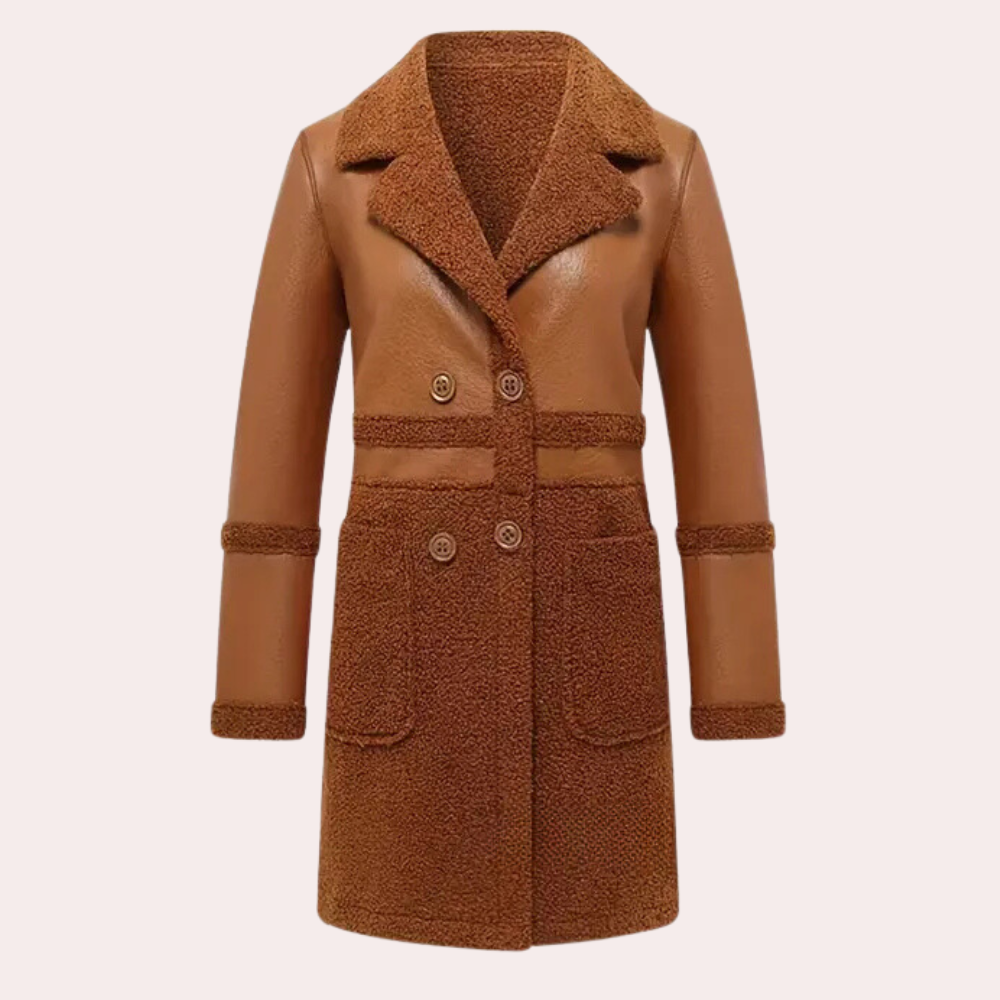 Bruine damesjas van imitatieleer met schapenvacht, dubbele knopenrij en grote zakken. Stijlvolle wintermode, warme en trendy jas.