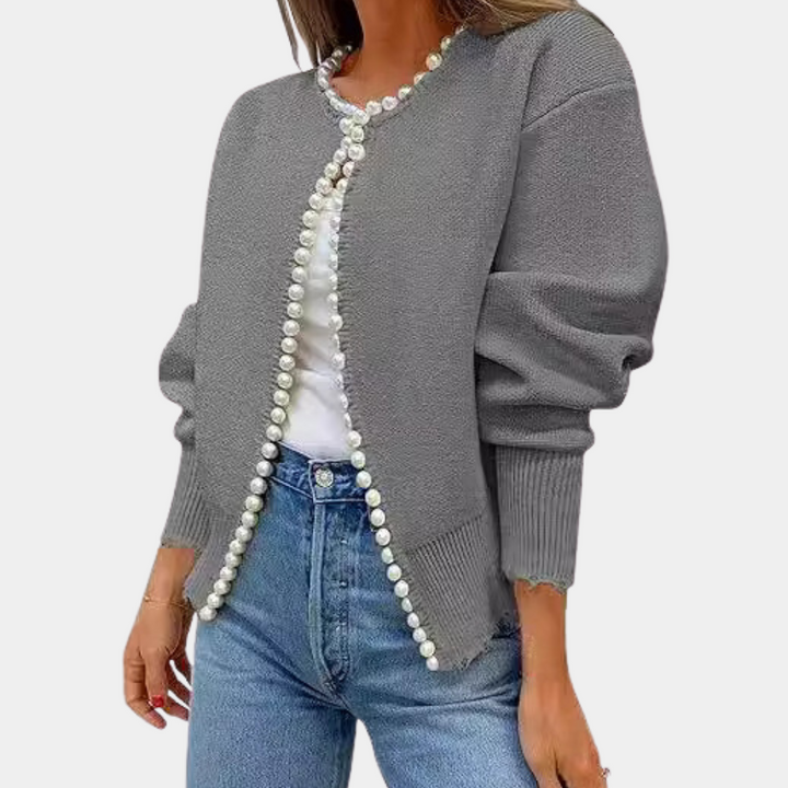 Grijze damesvest met parelknopen, lange mouwen, casual stijl, perfect voor herfstmode. Combineer met jeans voor een trendy look.