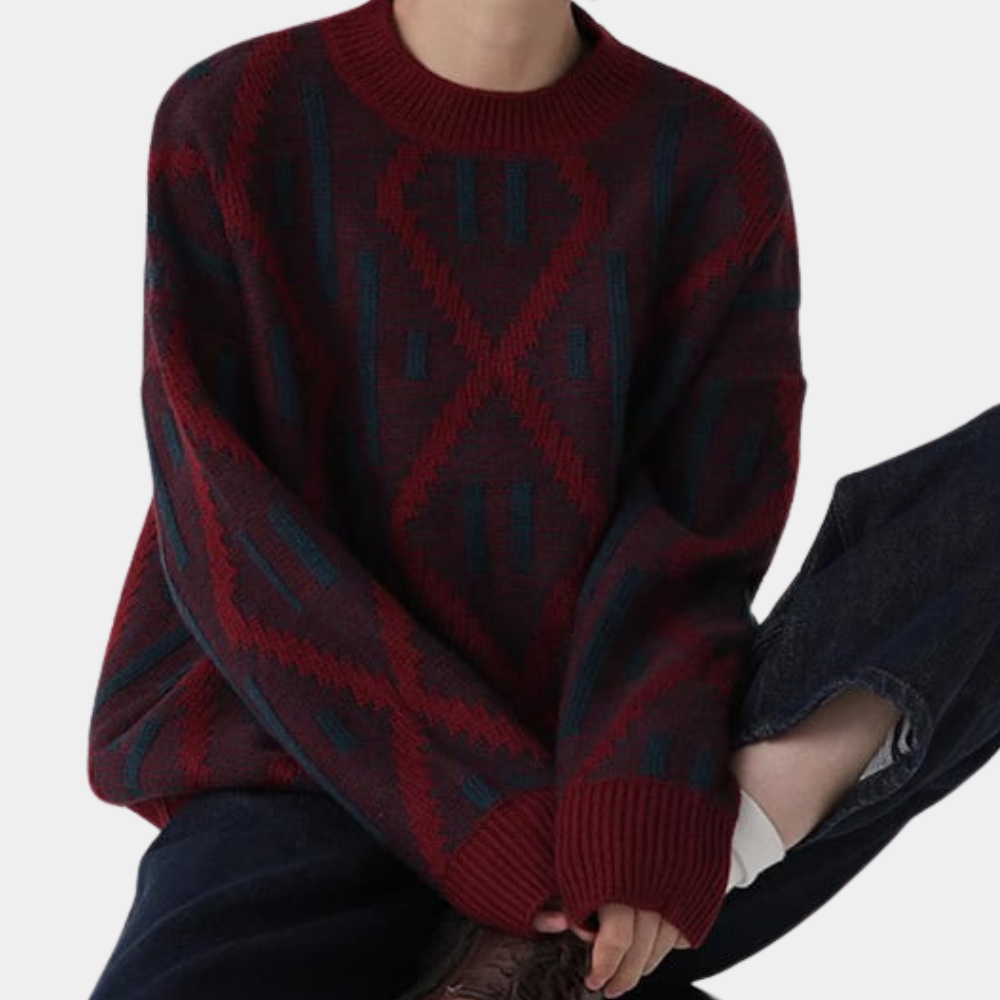 Donkerrode gebreide trui met geometrisch patroon, gedragen door persoon. Stijlvolle herentrui, wintermode, casual kleding.