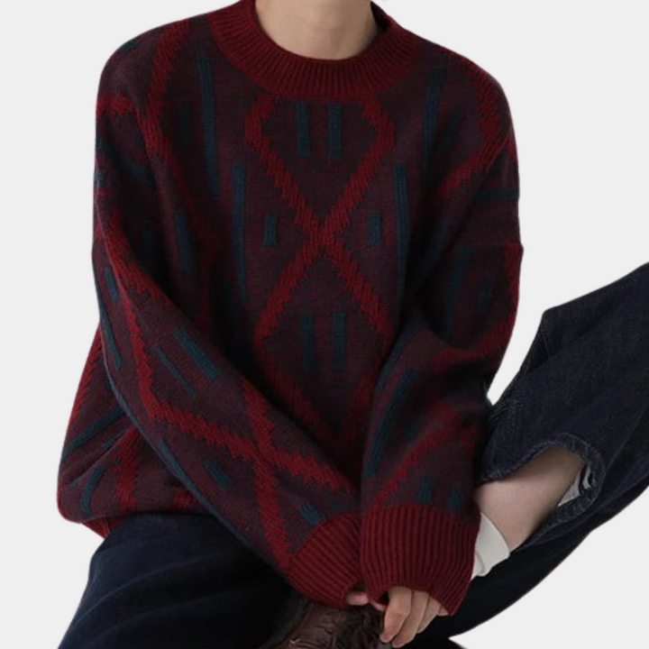 Donkerrode gebreide trui met geometrisch patroon, gedragen door persoon. Stijlvolle herentrui, wintermode, casual kleding.