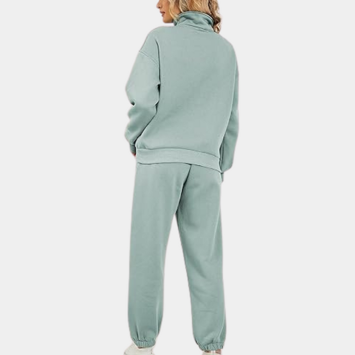 Groen tweedelig joggingpak voor dames, bestaande uit een joggingbroek en een vest met halve rits
