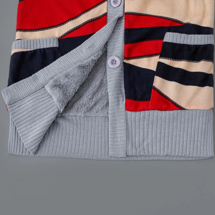 Gestreept fleecevest met knopen, rood, zwart en beige, grijze ribboorden, warme voering. Perfect voor wintermode en casual outfits.