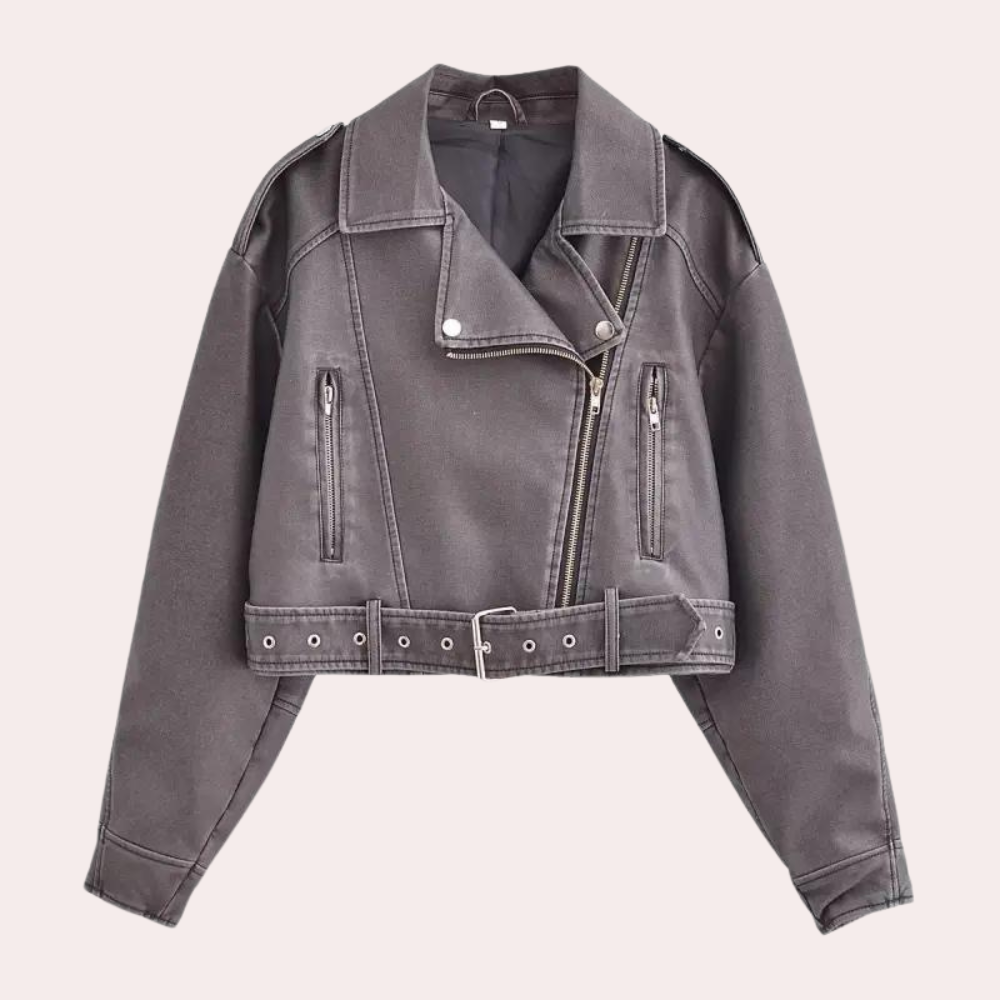 Grijze cropped bikerjack met asymmetrische rits en riem, damesmode, trendy leren jas, casual streetwear, herfst-winter stijl.