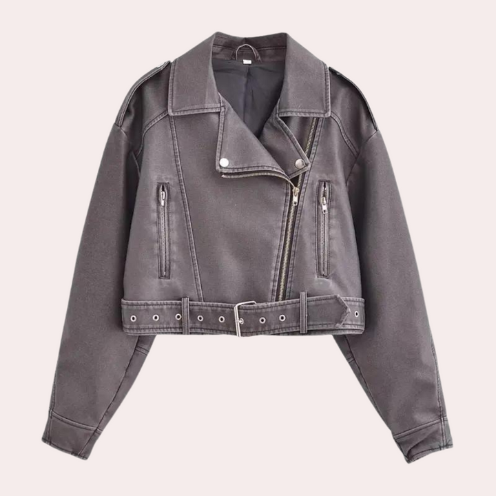 Grijze cropped bikerjack met asymmetrische rits en riem, damesmode, trendy leren jas, casual streetwear, herfst-winter stijl.