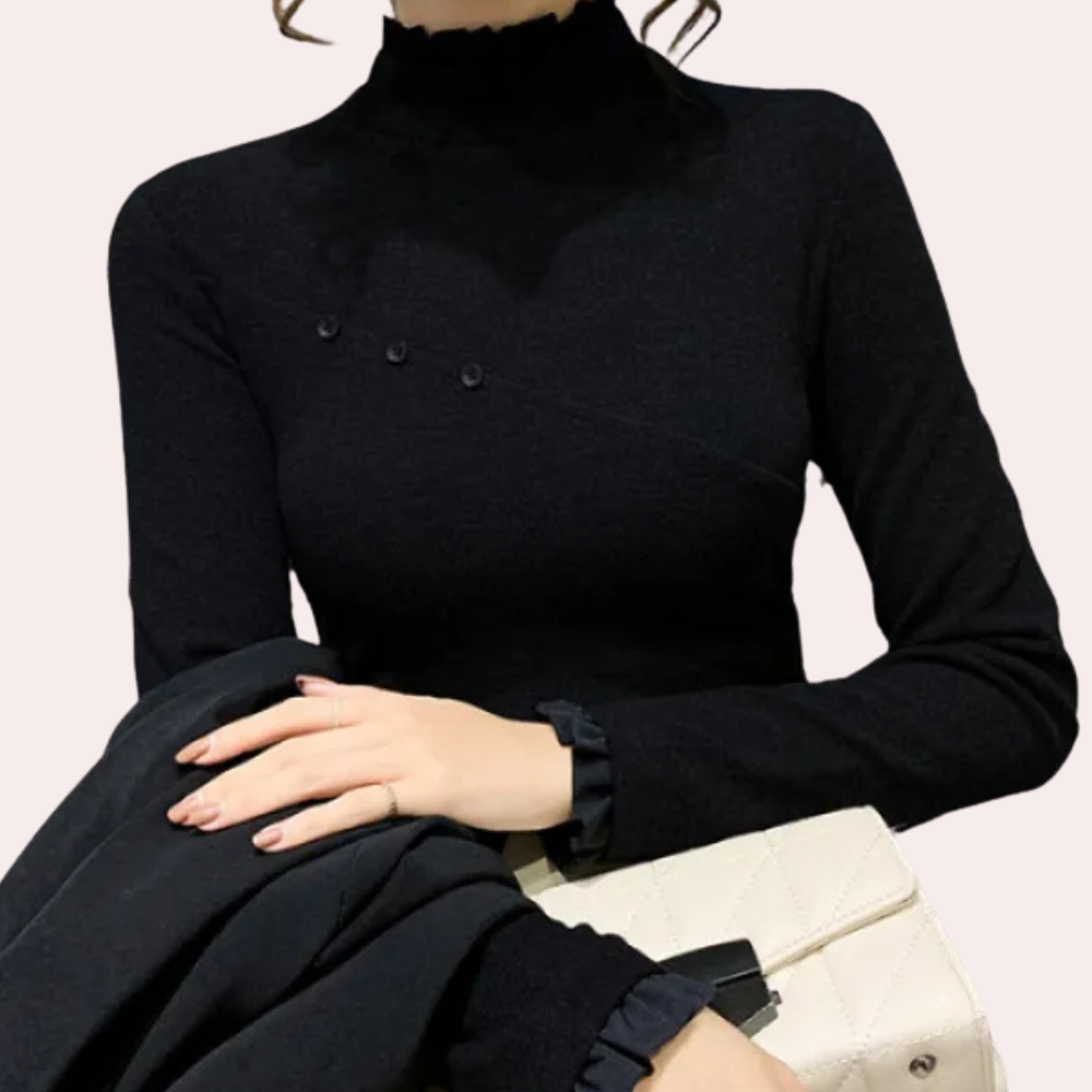 Vrouw in zwarte coltrui met knopen, houdt een witte handtas vast. Modieuze dameskleding, herfst-winter stijl, elegante outfit.