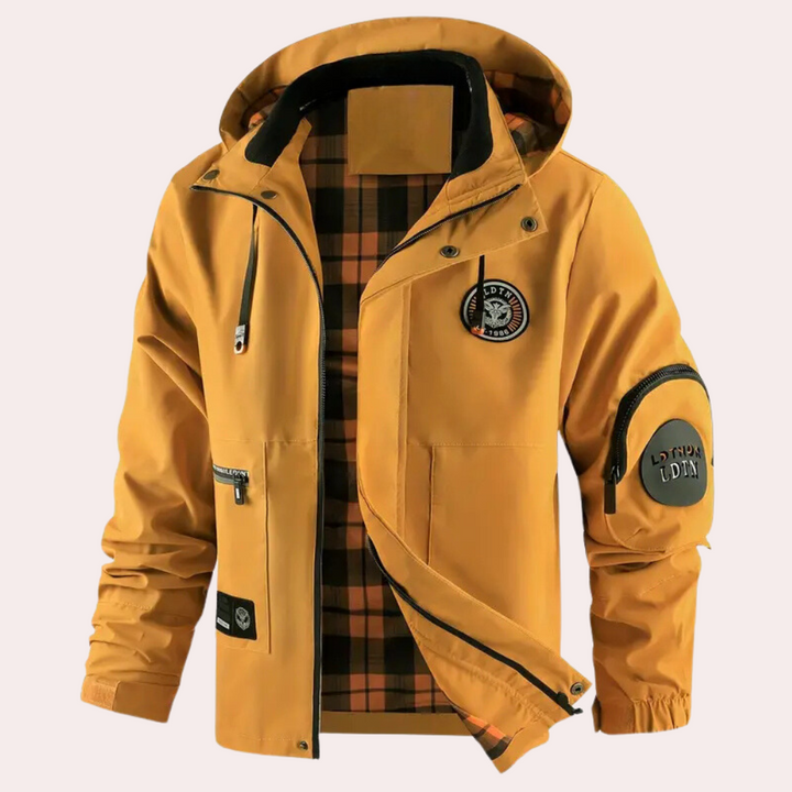 Gele herenjas met capuchon, ritsen en geruit voering. Stijlvolle outdoorjas, ideaal voor herfst en winter. Waterafstotend en winddicht ontwerp.