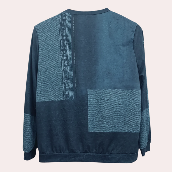 Blauwe patchwork trui voor heren, achterkant. Stijlvolle casual sweater met geometrisch ontwerp, ideaal voor herfstmode. Comfortabele katoenen stof.