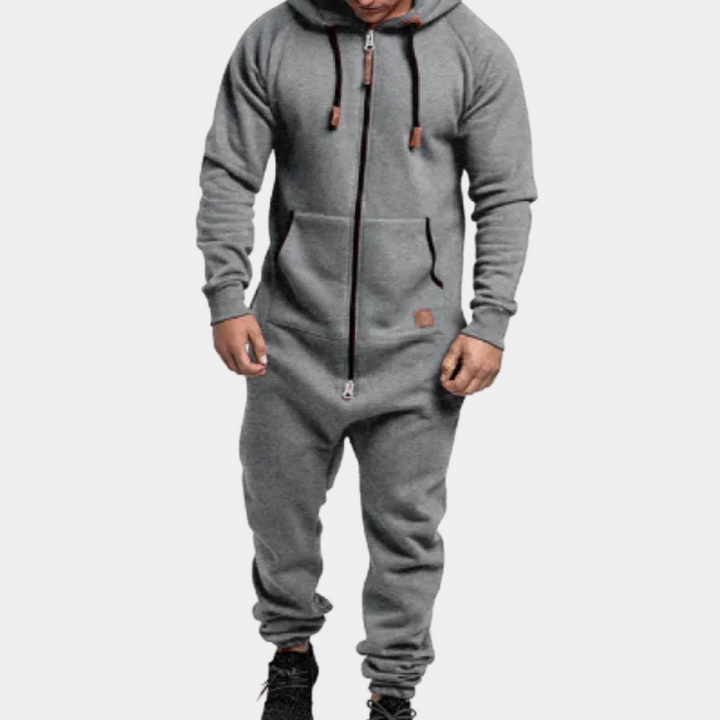 Grijze heren jumpsuit met capuchon, ritssluiting en zakken. Comfortabele loungewear, ideaal voor casual en sportieve gelegenheden.