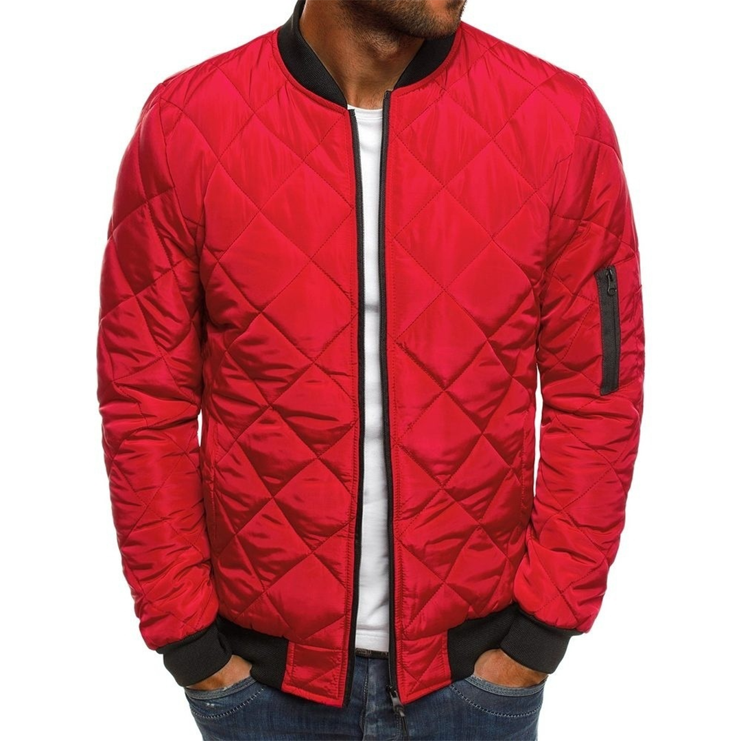 Rode gewatteerde bomberjack voor heren, met zwarte boorden en ritszak op de mouw. Stijlvol en trendy herenkleding, perfect voor casual outfits.