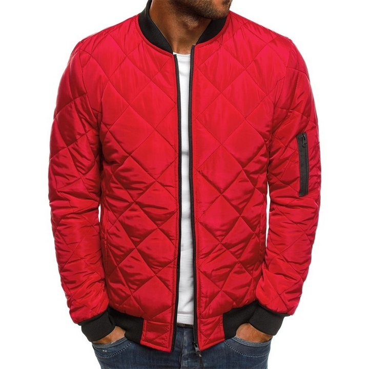Rode gewatteerde bomberjack voor heren, met zwarte boorden en ritszak op de mouw. Stijlvol en trendy herenkleding, perfect voor casual outfits.