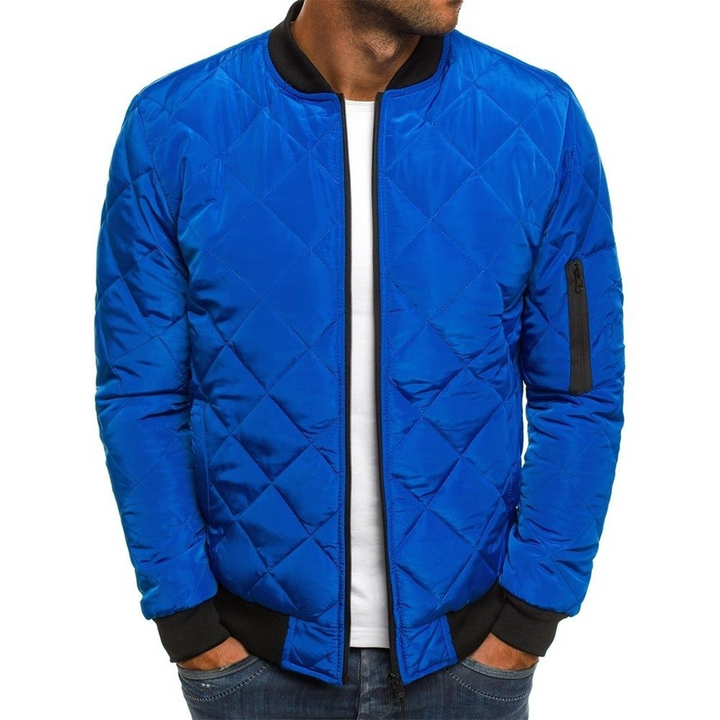 Blauwe gewatteerde heren bomberjack met zwarte boorden en ritssluiting, ideaal voor casual mode. Comfortabele pasvorm, trendy en stijlvol.