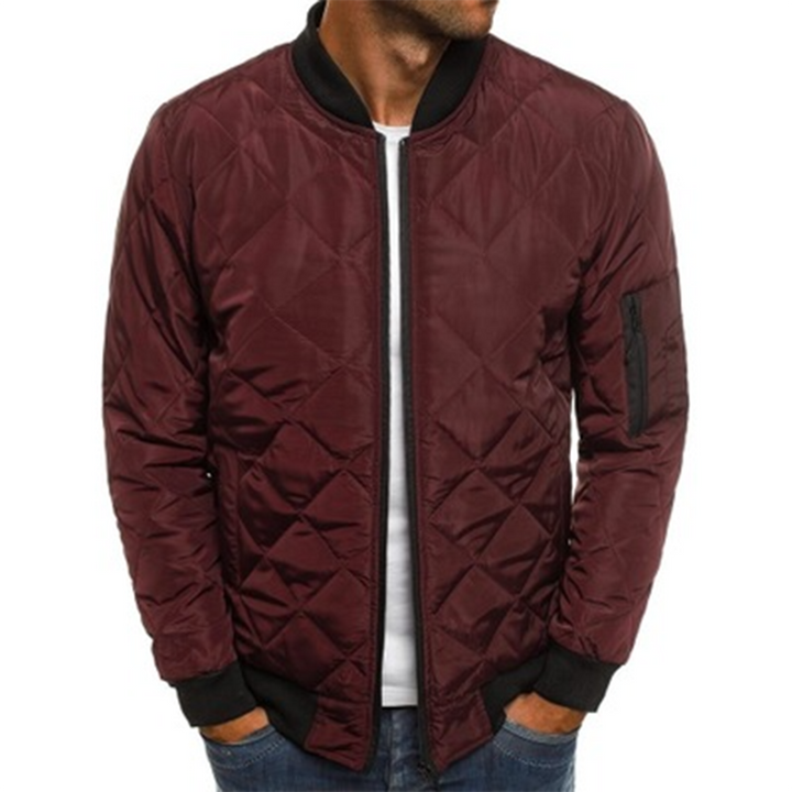 Bordeauxrode heren bomberjack, gewatteerd met ruitpatroon, zwarte boorden, ritssluiting, casual herenkleding, modetrend herfst/winter.