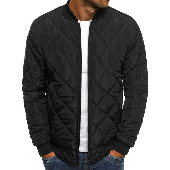 Zwarte gewatteerde bomberjack voor heren, modieus en comfortabel, ideaal voor casual en streetwear. Perfecte herenjassen voor herfst en winter.