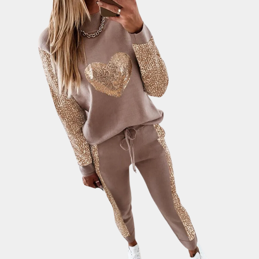 Dames joggingpak met gouden pailletten, hartmotief op trui, comfortabele pasvorm, trendy loungewear, modieuze sportkleding, beige kleur.