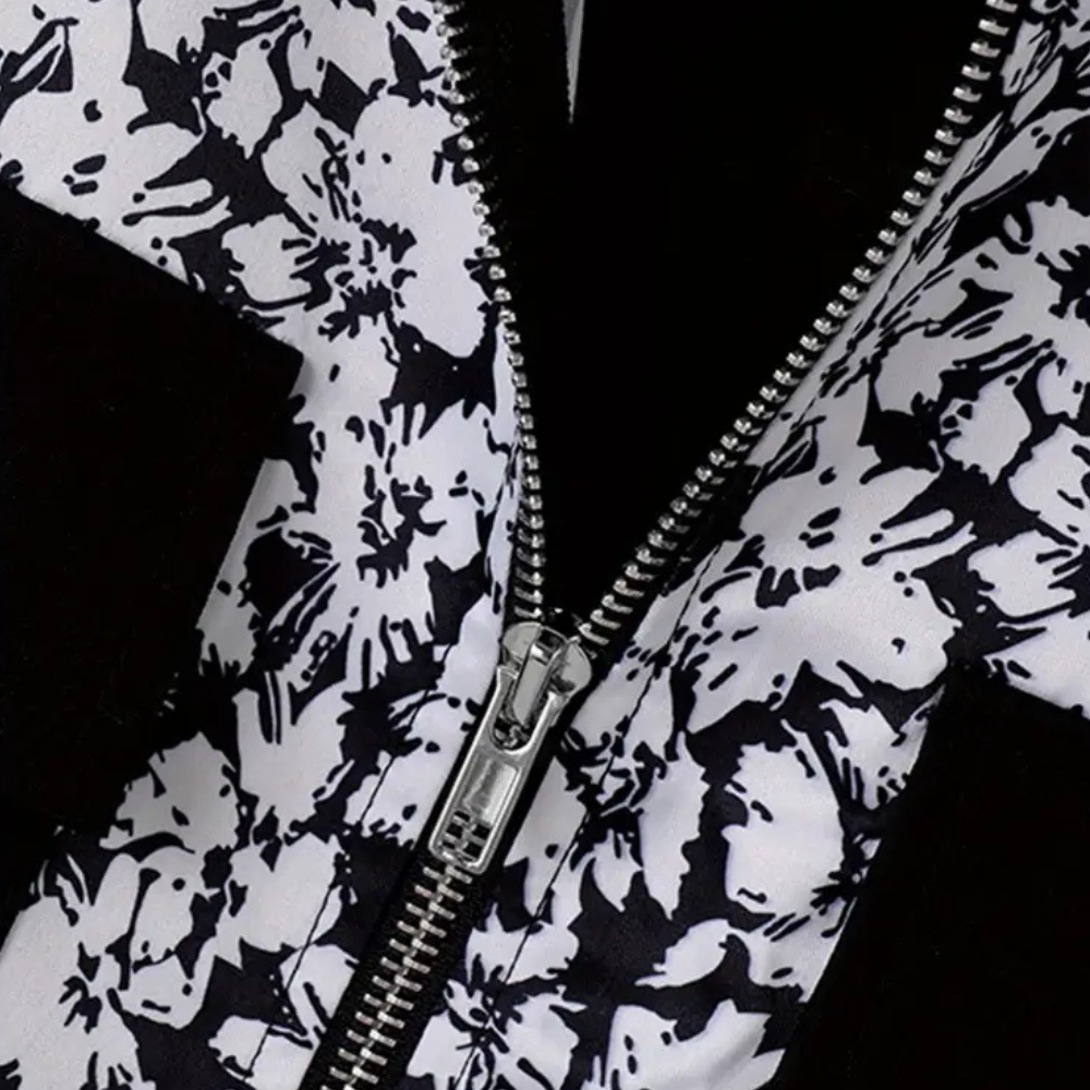 Zwart-witte bloemenprint jas met metalen ritssluiting, modieuze dameskleding, trendy herfst-winter stijl, hoogwaardige stof.