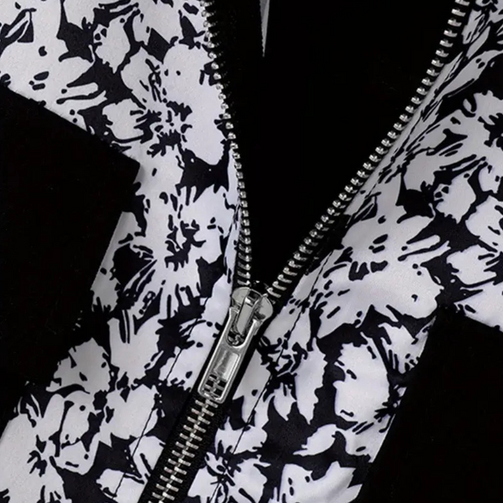 Zwart-witte bloemenprint jas met metalen ritssluiting, modieuze dameskleding, trendy herfst-winter stijl, hoogwaardige stof.