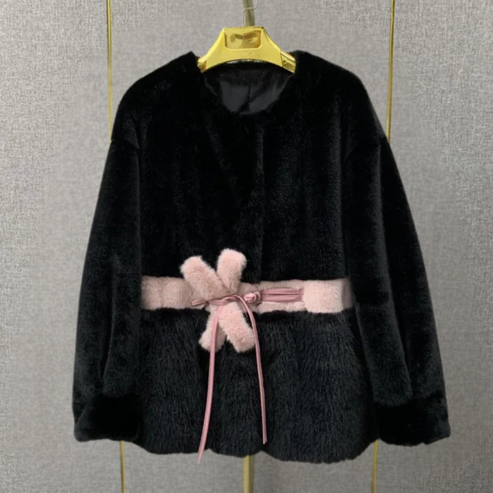 Zwarte faux fur jas met roze riem, elegante wintermode voor dames, warme en stijlvolle jas, perfect voor koude seizoenen, trendy en comfortabel.