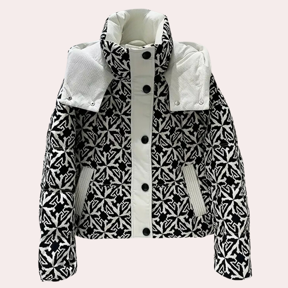 Zwart-witte gewatteerde jas met geometrisch patroon, hoge kraag en knoopsluiting. Modieuze winterjas voor dames, ideaal voor koude seizoenen.