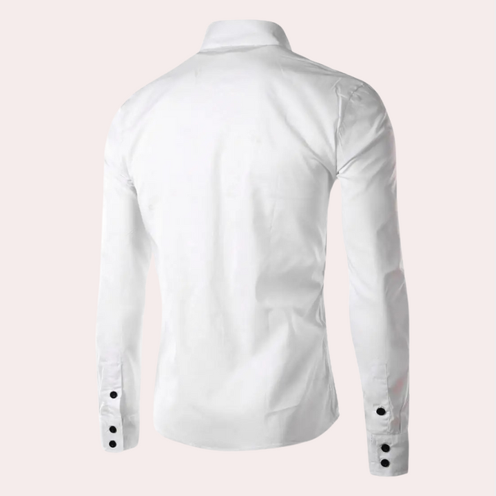 Stijlvol wit herenoverhemd met lange mouwen, klassieke kraag en zwarte knopen. Perfect voor formele gelegenheden en zakelijke outfits.
