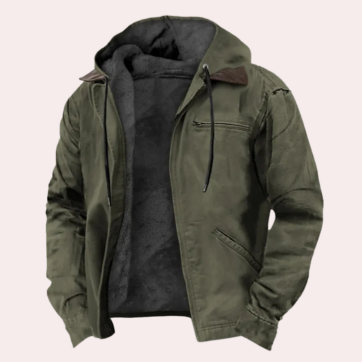 Olijfgroene herenjas met capuchon, ritssluiting en zakken, gevoerd met fleece. Ideaal voor herfst- en wintermode. Comfortabel en stijlvol ontwerp.