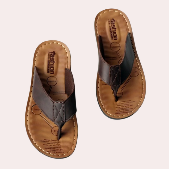Bruine leren herenslippers met ergonomisch voetbed, casual design en antislipzool. Perfect voor zomerse dagen en stranduitjes.