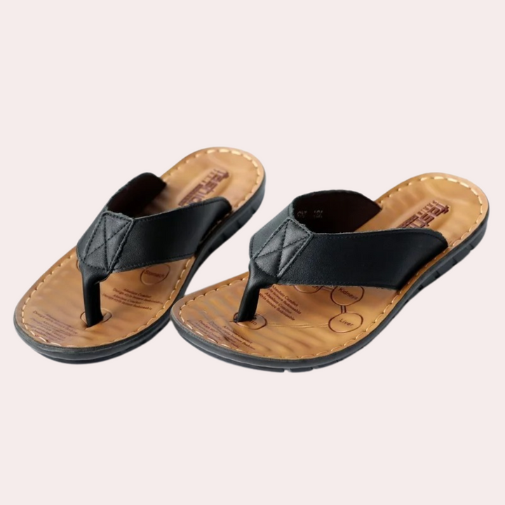 Zwarte leren herenslippers met bruine zool, comfortabele pasvorm, ideaal voor zomerse casual outfits. Perfecte keuze voor strand en dagelijks gebruik.