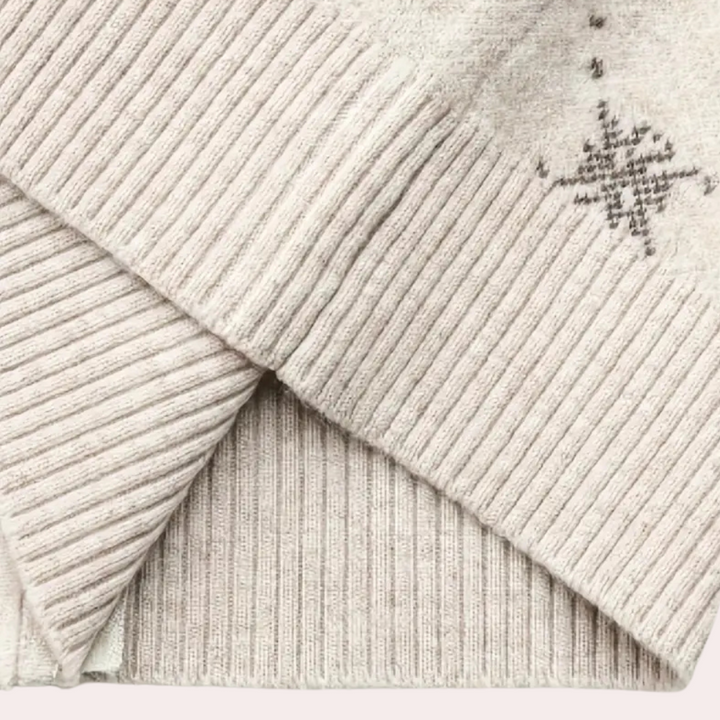 Beige gebreide sjaal met geribbelde textuur en subtiel sterpatroon, winteraccessoire, warme wollen stof, modieuze dameskleding.