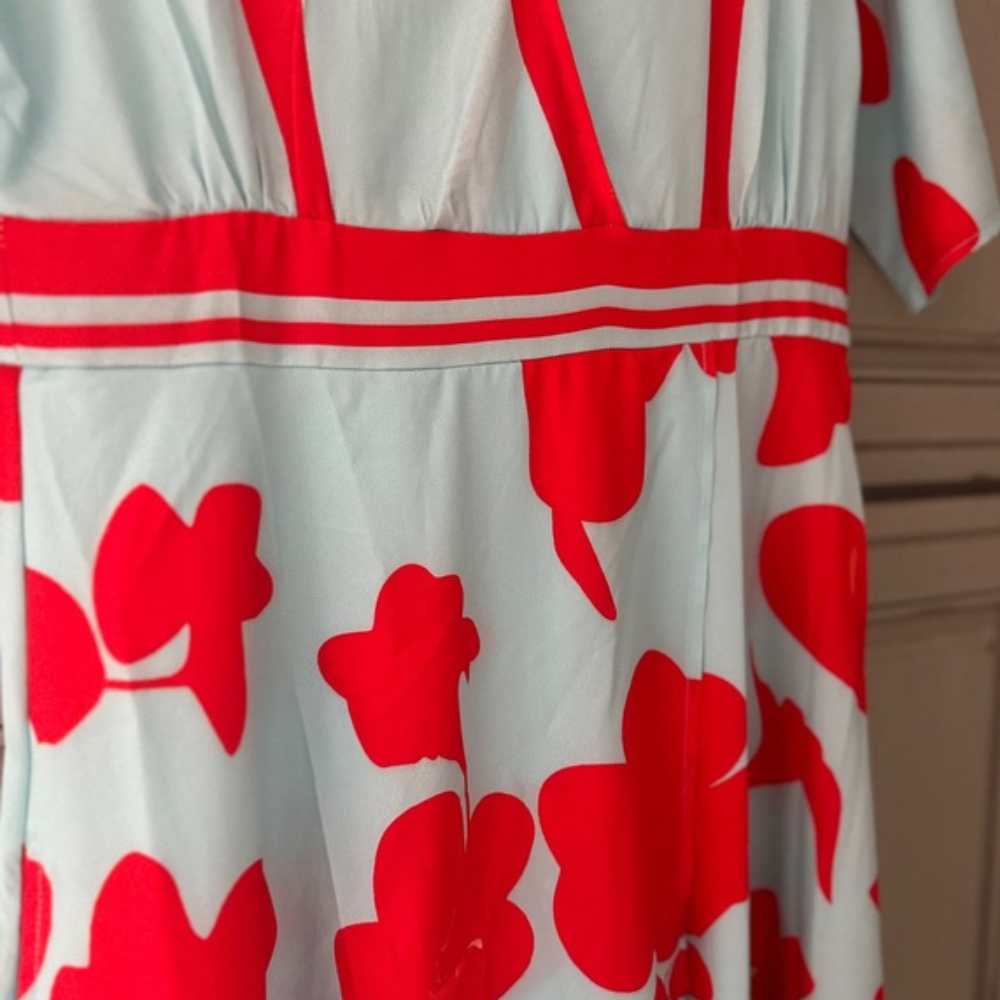 Rode en witte bloemenjurk met korte mouwen, vintage stijl, close-up van patroon en stof, perfect voor zomermode en casual outfits.