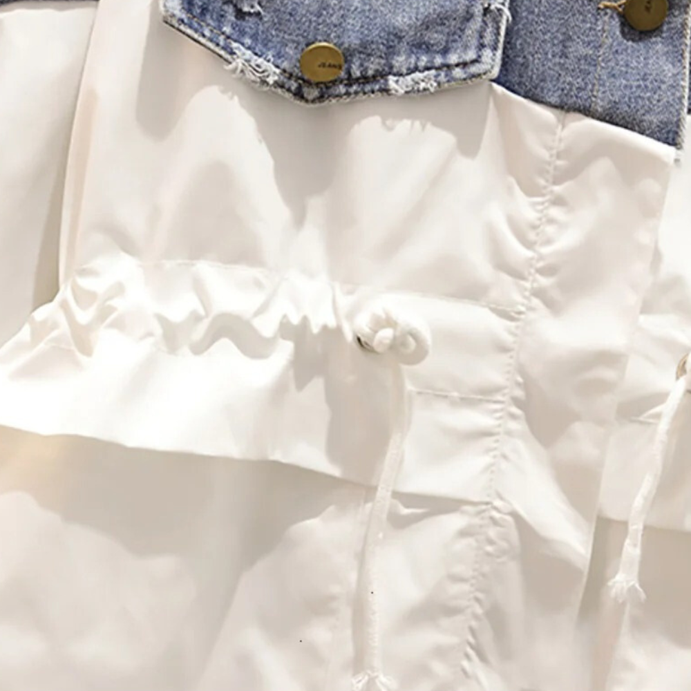 Witte jas met denim details en knopen, trendy mode, close-up van stof en textuur, casual kledingstijl, moderne damesmode.