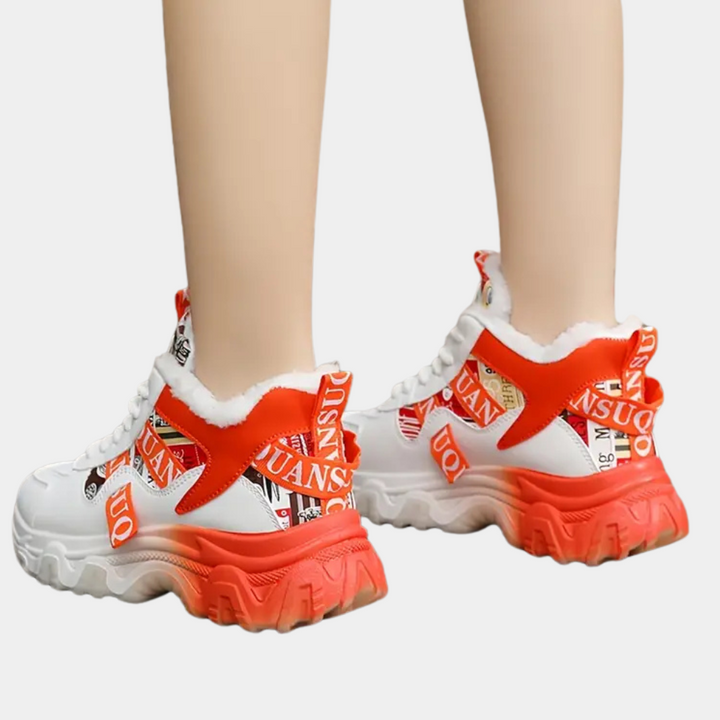 Witte en rode sneakers met dikke zolen en opvallende logo's, ideaal voor modebewuste jongeren. Trendy damesschoenen, comfortabele streetwear.