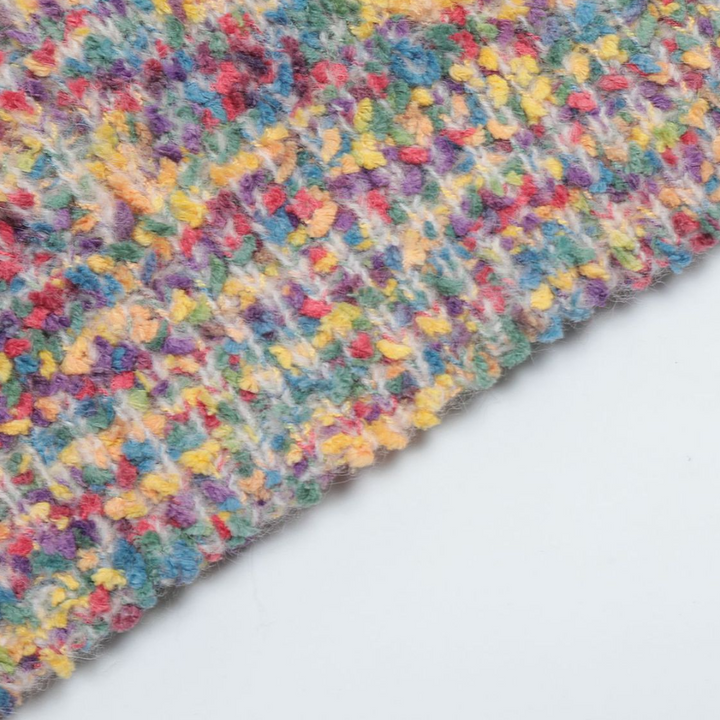 Veelzijdige kleurrijke gebreide stof, close-up. Textuur met diverse tinten, ideaal voor modeontwerp en interieurdecoratie.