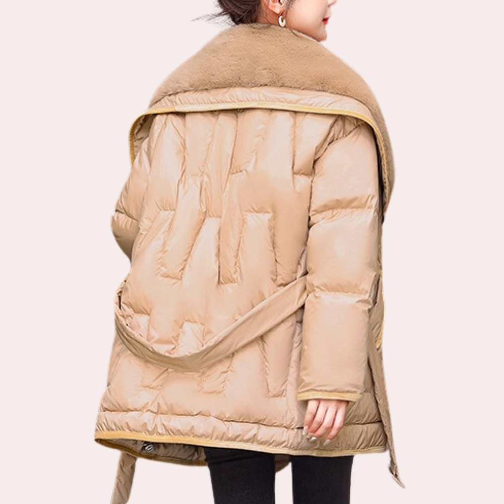 Beige gewatteerde winterjas met brede kraag, gedragen door vrouw. Modieuze damesjas, warme winterkleding, trendy design.