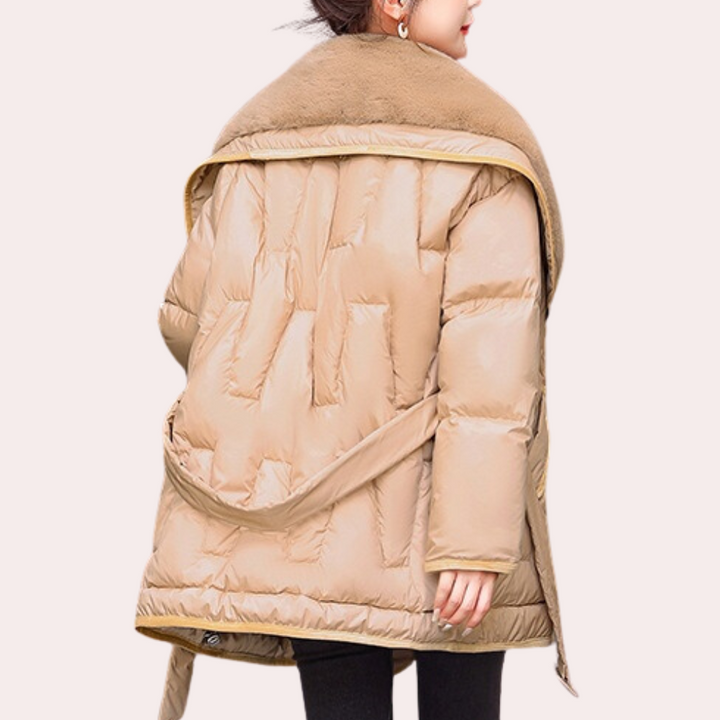 Beige gewatteerde winterjas met brede kraag, gedragen door vrouw. Modieuze damesjas, warme winterkleding, trendy design.